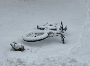 雪地中倒地的自行车