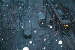 雪天中行驶的列车