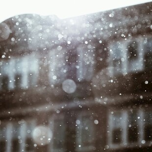 窗外飘雪的模糊景象