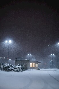 雪夜中的明亮小屋