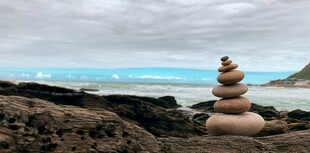 海边石堆