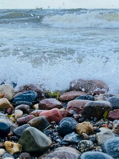 海边五彩斑斓的鹅卵石