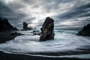 海边孤岩与汹涌海浪