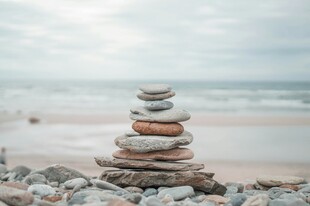 海边石堆