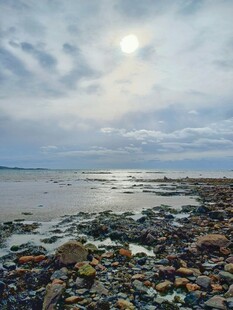 海边礁石上的壮丽天空景观