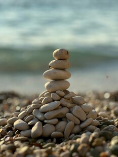 海边石堆