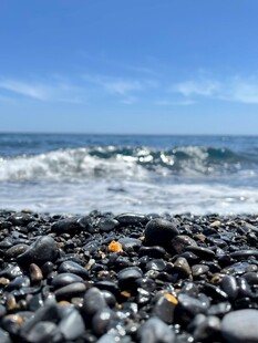 海边碎石滩与翻涌海浪