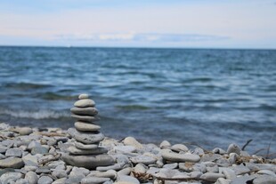 海边石堆 静谧平衡之景
