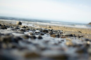海边碎石滩的美丽景致