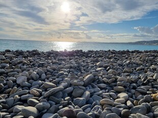 海边碎石滩上的耀眼阳光