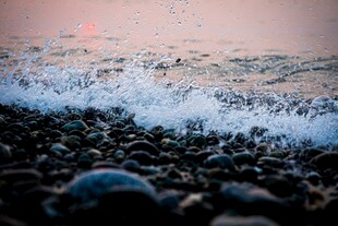 海浪拍打岸边的鹅卵石