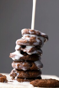 巧克力饼干堆叠淋牛奶