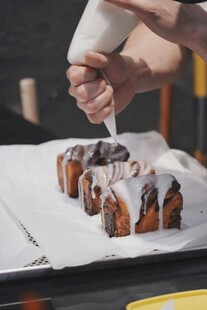手工制作淋酱糕点