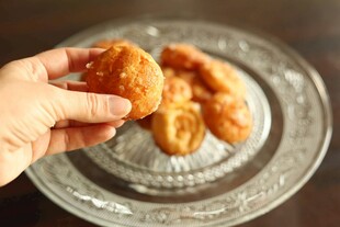 手拿美味油炸小食