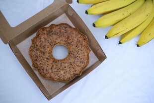 盒装坚果甜甜圈与香蕉