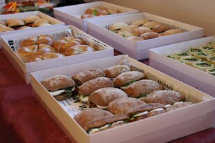 多样盒装糕点美食展示