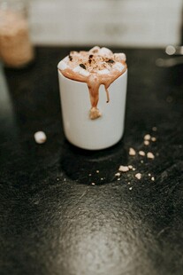 香浓热巧克力杯上淋酱
