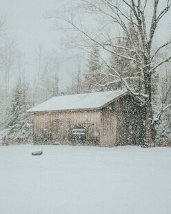 雪覆小屋的静谧冬日景象