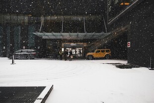 城市雪景中的街道与车辆