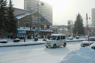 冬日城市雪景中的行驶车辆