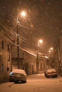 雪夜中的静谧街道与车辆