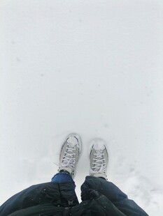 雪地中的双脚