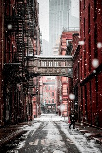 雪后纽约狭窄街道景象