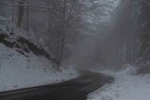 雪雾中的蜿蜒山路