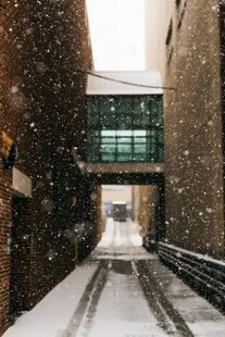 雪天巷间的静谧景致