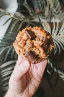 手持美味巧克力松饼