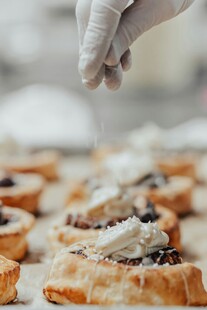 手工制作美味糕点瞬间