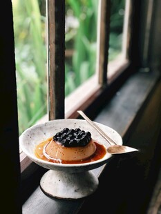 窗边美味焦糖布丁配蓝莓