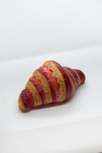 多彩条纹牛角面包