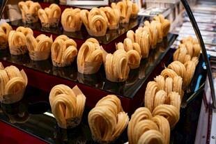 整齐排列的美味糕点