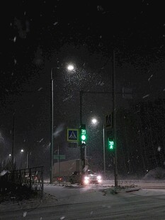 雪夜中的城市交通景象