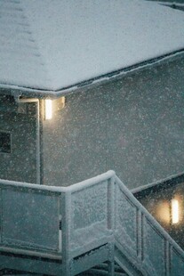 雪夜中的建筑与灯光