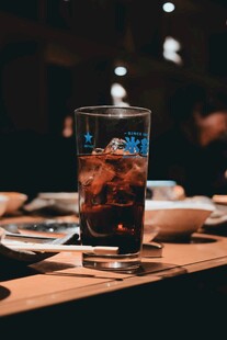 桌上的冰饮与餐具