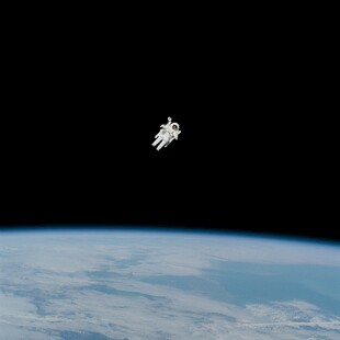 太空中漂浮的宇航员