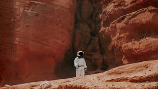 火星地貌中的宇航员身影