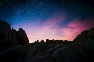 星空下的壮丽岩石景观