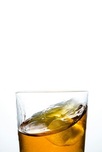 加冰琥珀色饮品玻璃杯