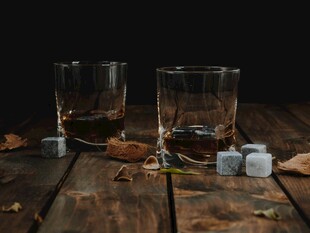 木质桌上的双杯威士忌