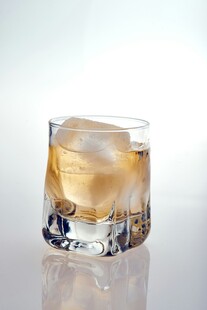 加冰威士忌酒杯特写