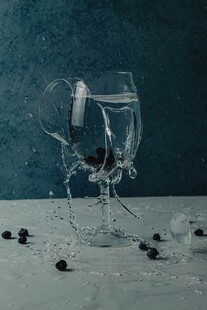 破碎酒杯与散落浆果