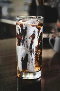 冰爽可乐玻璃杯中的清凉