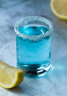 蓝色龙舌兰酒配柠檬片