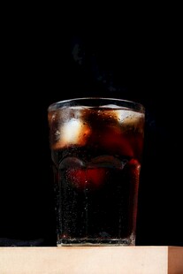 冰爽可乐玻璃杯特写