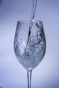 水注入高脚杯的瞬间