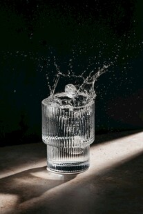 玻璃杯中的水花瞬间
