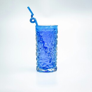 蓝色玻璃水杯配蓝色吸管